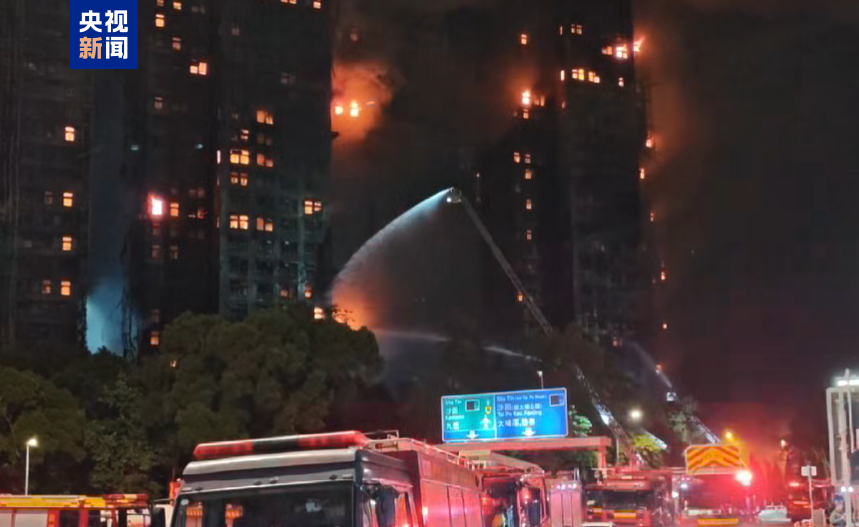 △据总台记者在火灾现场的观察，目前多栋住宅楼的火势较早前明显受控。虽然还有明火，但空中弥漫的烟雾有所减少。